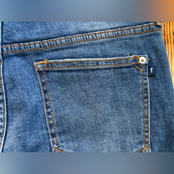 Pilcro Slim Boyfriend Crop Distressed Mid-Rise Med Wash Jeans
Size 27 - Picture 5 of 13